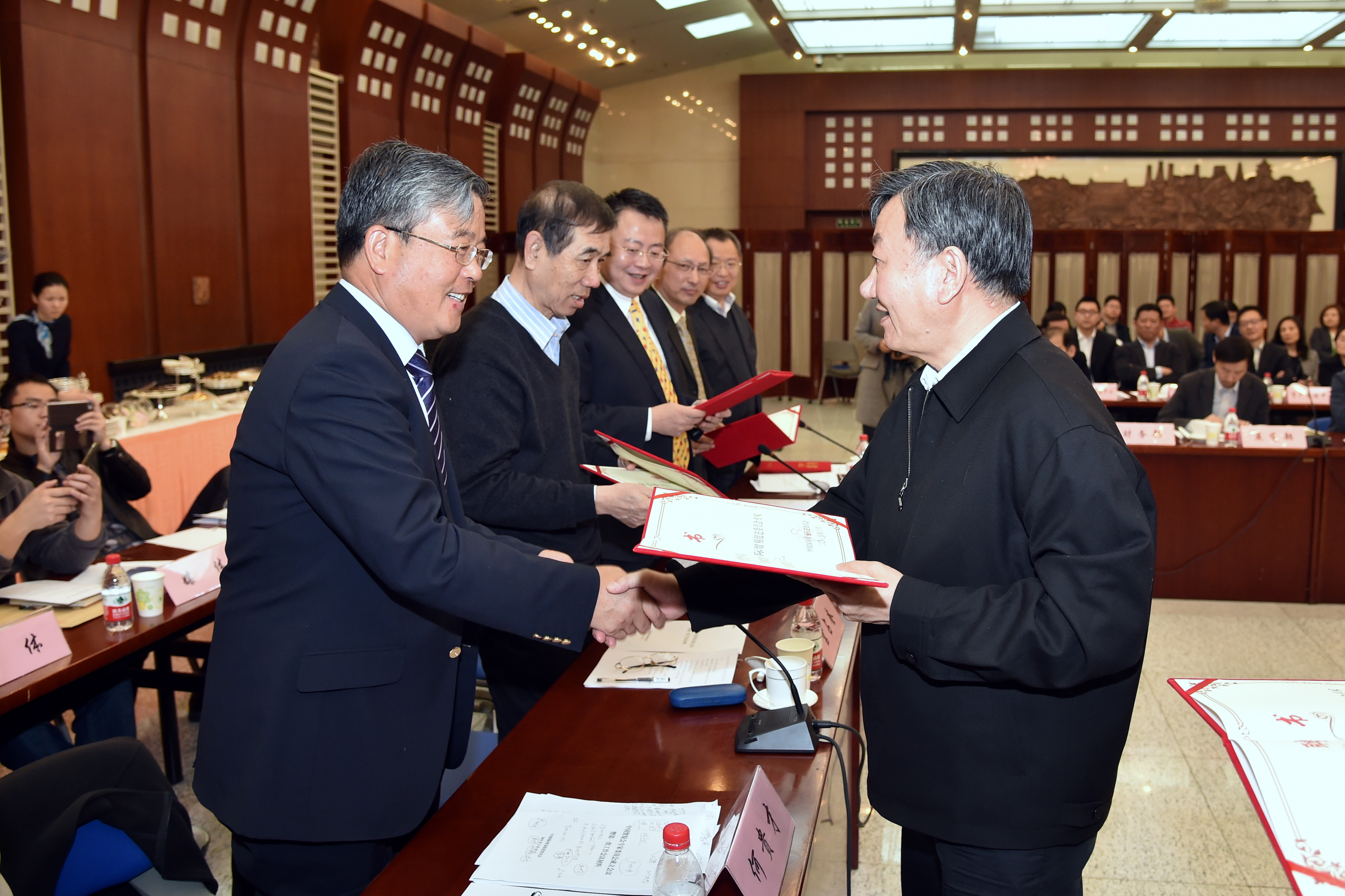 姜增伟会长向何贵才律师颁发聘书